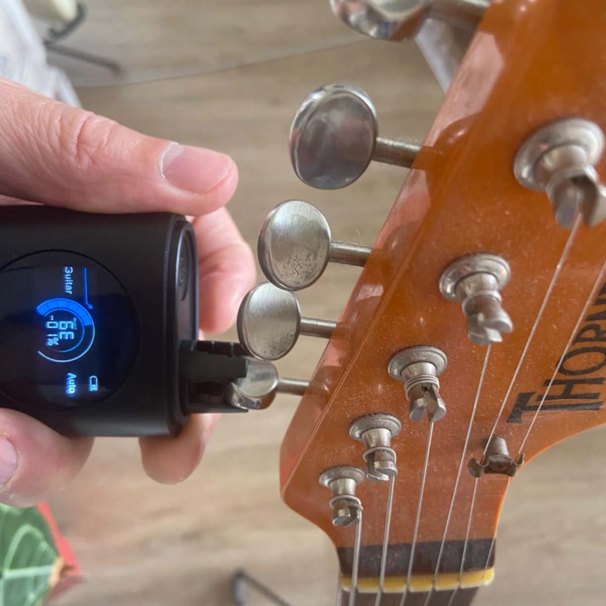 Smart Automatic Guitar Tuner – 3-in-1: Tuner, Metronome & String Winder