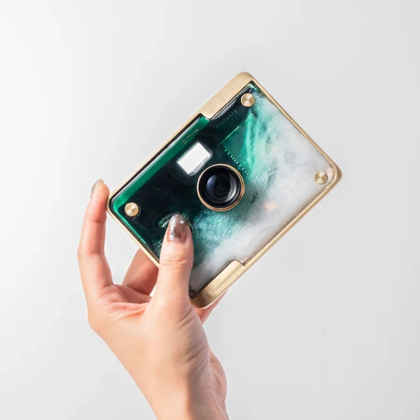 Paper‑Thin Digital Camera – 100g, No Screen, Film Tones, Travel Ready